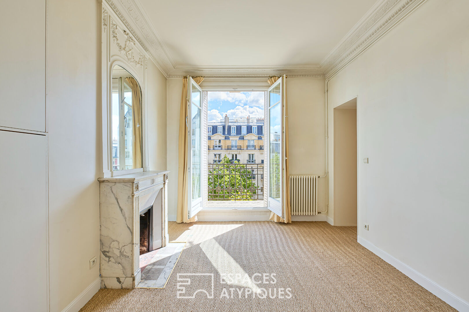 Haussmannien traversant en étage élevé avec balcons et vue proche Village d’Auteuil
