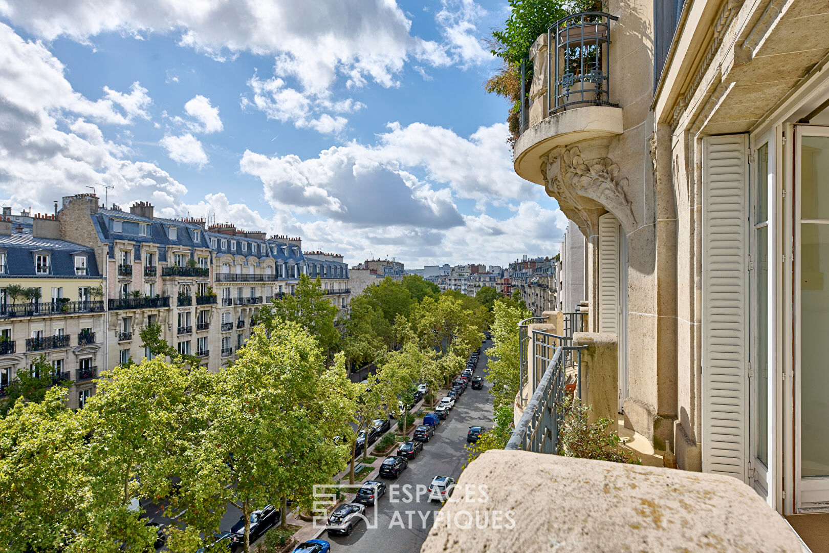 Haussmannien traversant en étage élevé avec balcons et vue proche Village d’Auteuil