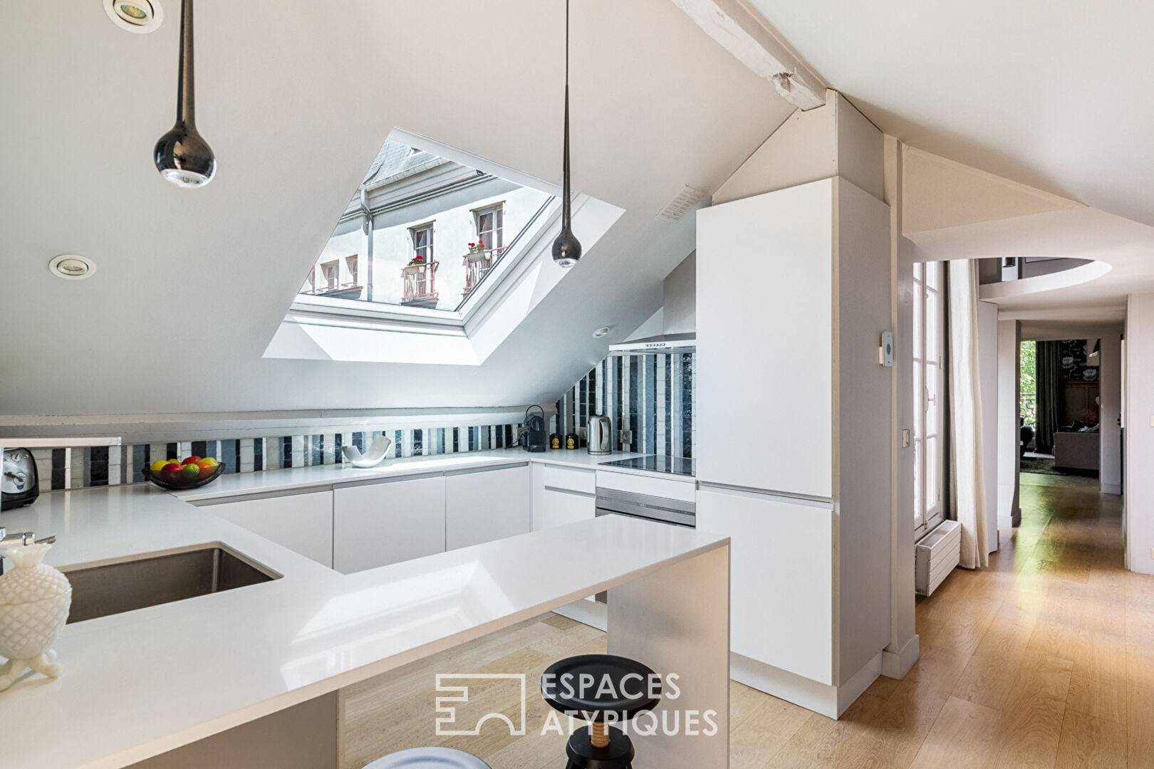 Dernier étage rénové par architecte avec terrasse – Quartier South Pigalle