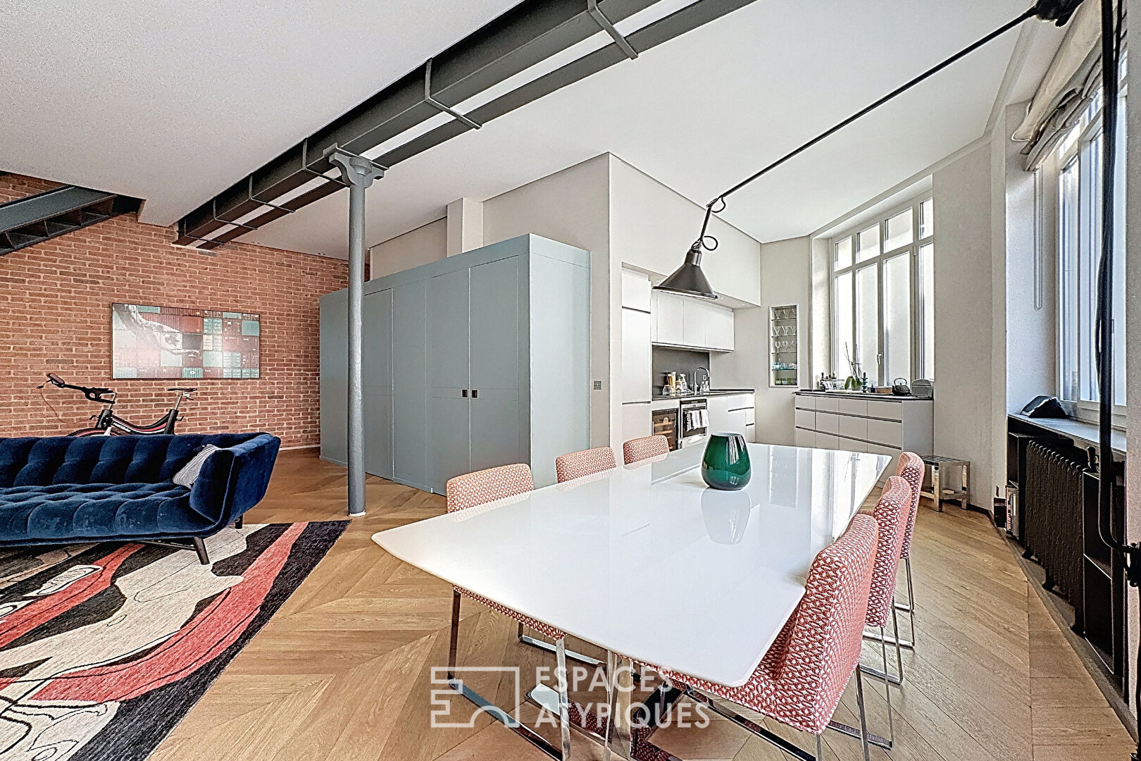 Duplex dernier étage esprit loft rénové par architecte proche Place des Victoires