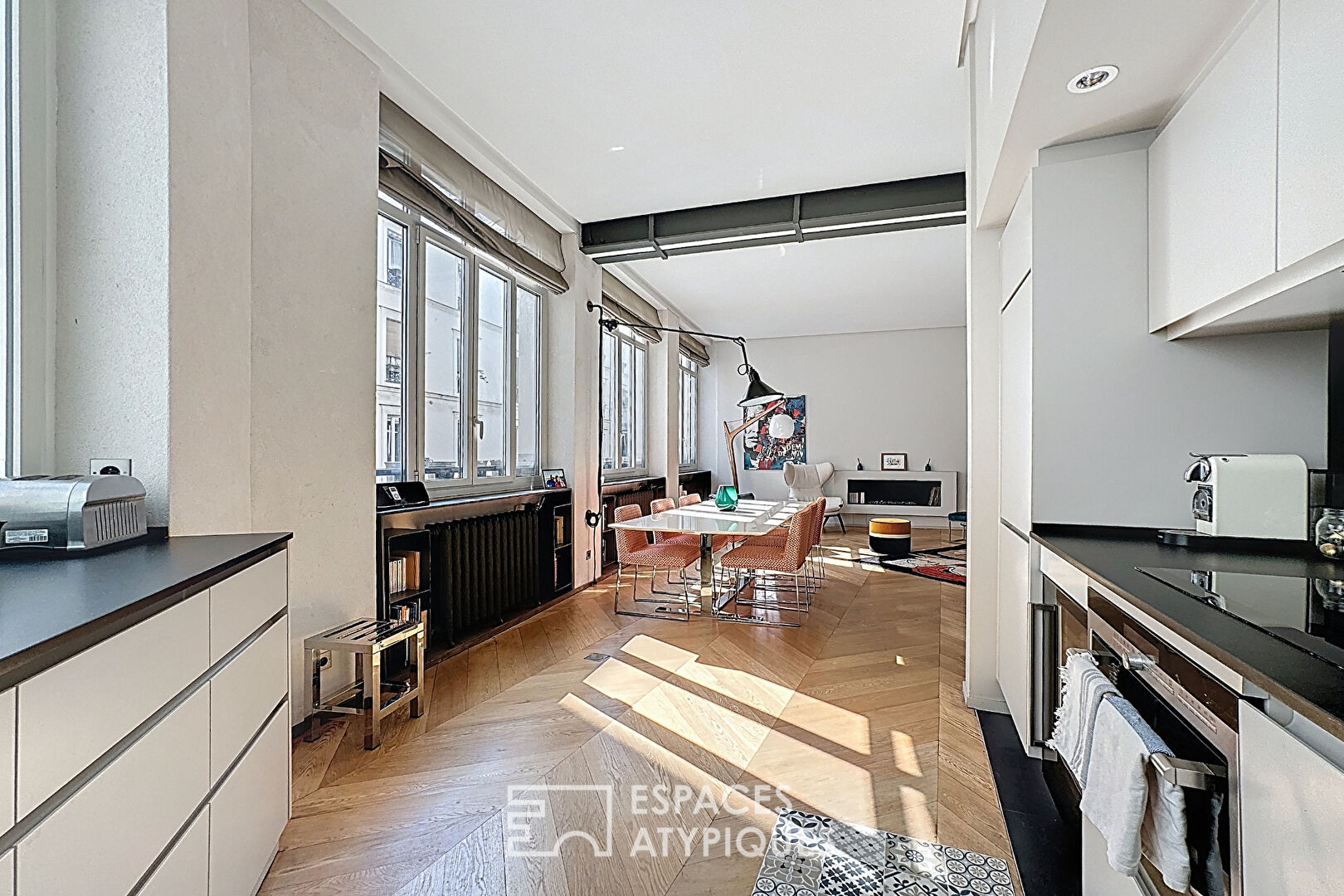 Duplex dernier étage esprit loft rénové par architecte proche Place des Victoires