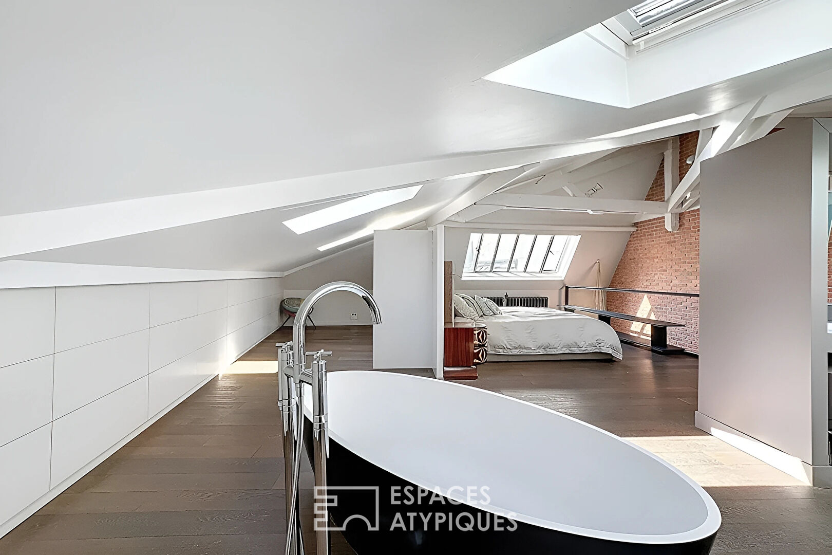 Duplex dernier étage esprit loft rénové par architecte proche Place des Victoires