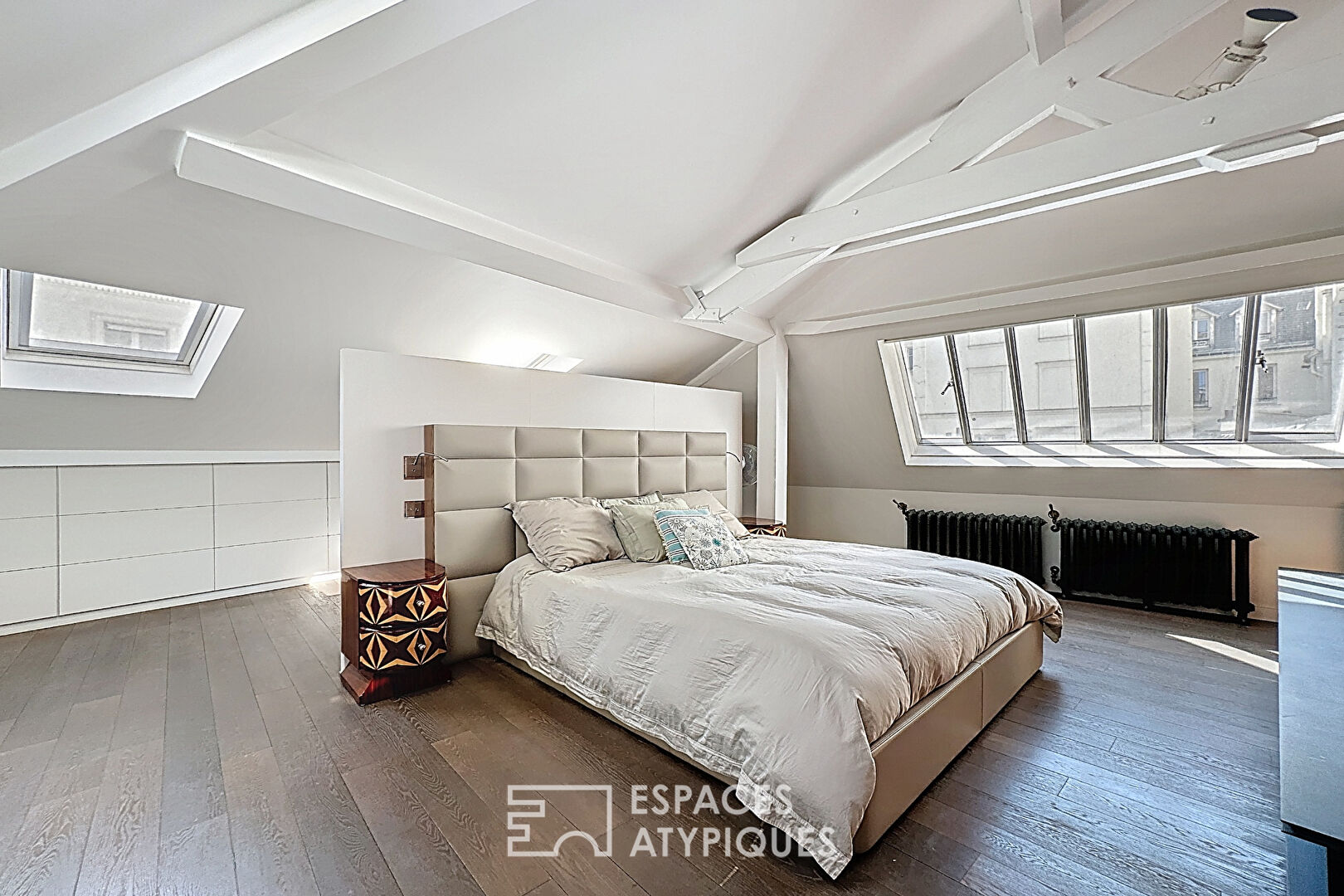 Duplex dernier étage esprit loft rénové par architecte proche Place des Victoires