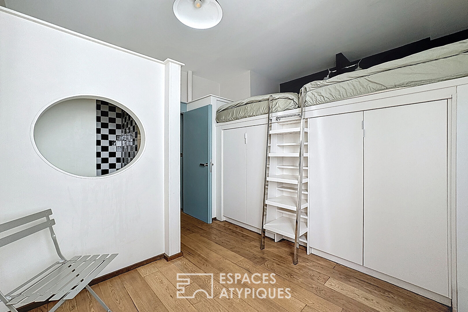 Duplex dernier étage esprit loft rénové par architecte proche Place des Victoires