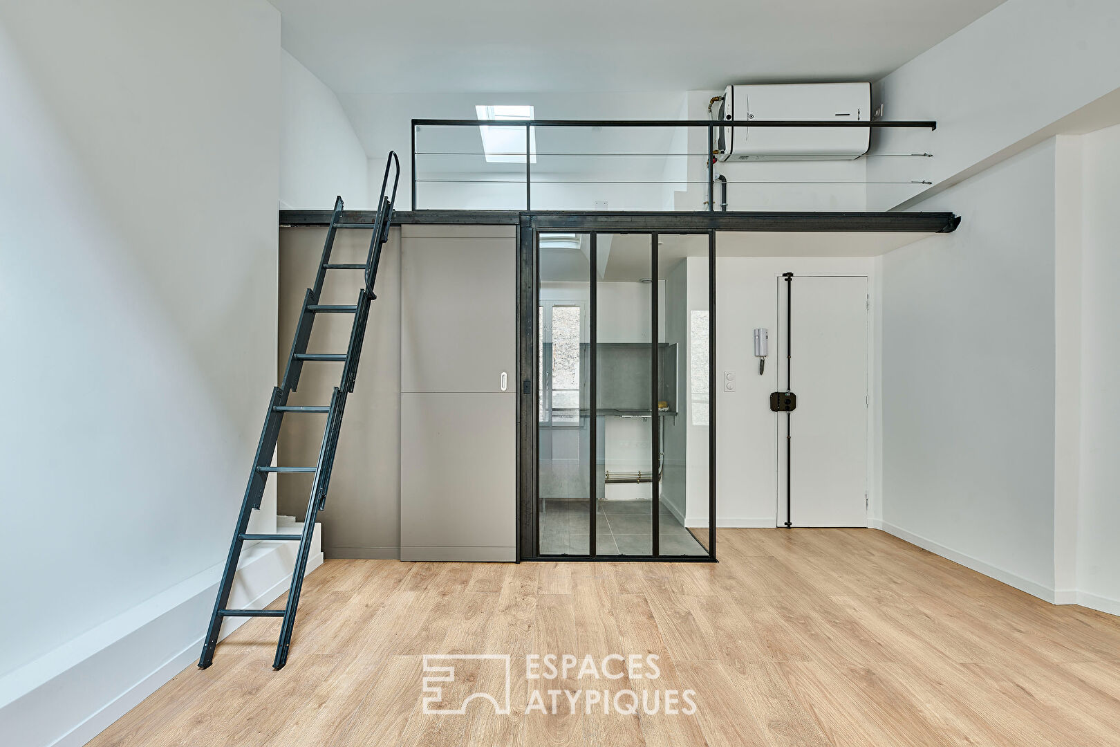 Appartement rénové par architecte en dernier étage aux Batignolles
