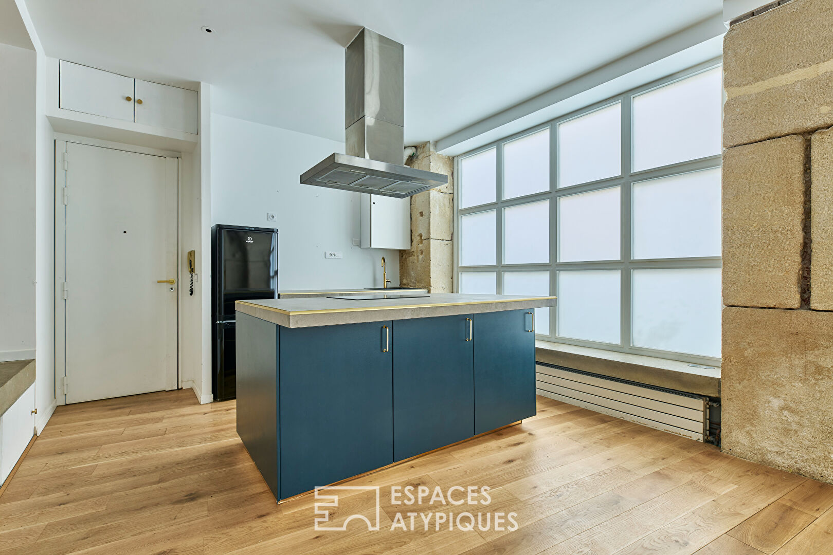Ancien studio photo transformé en triplex à Marcadet – Poissonniers