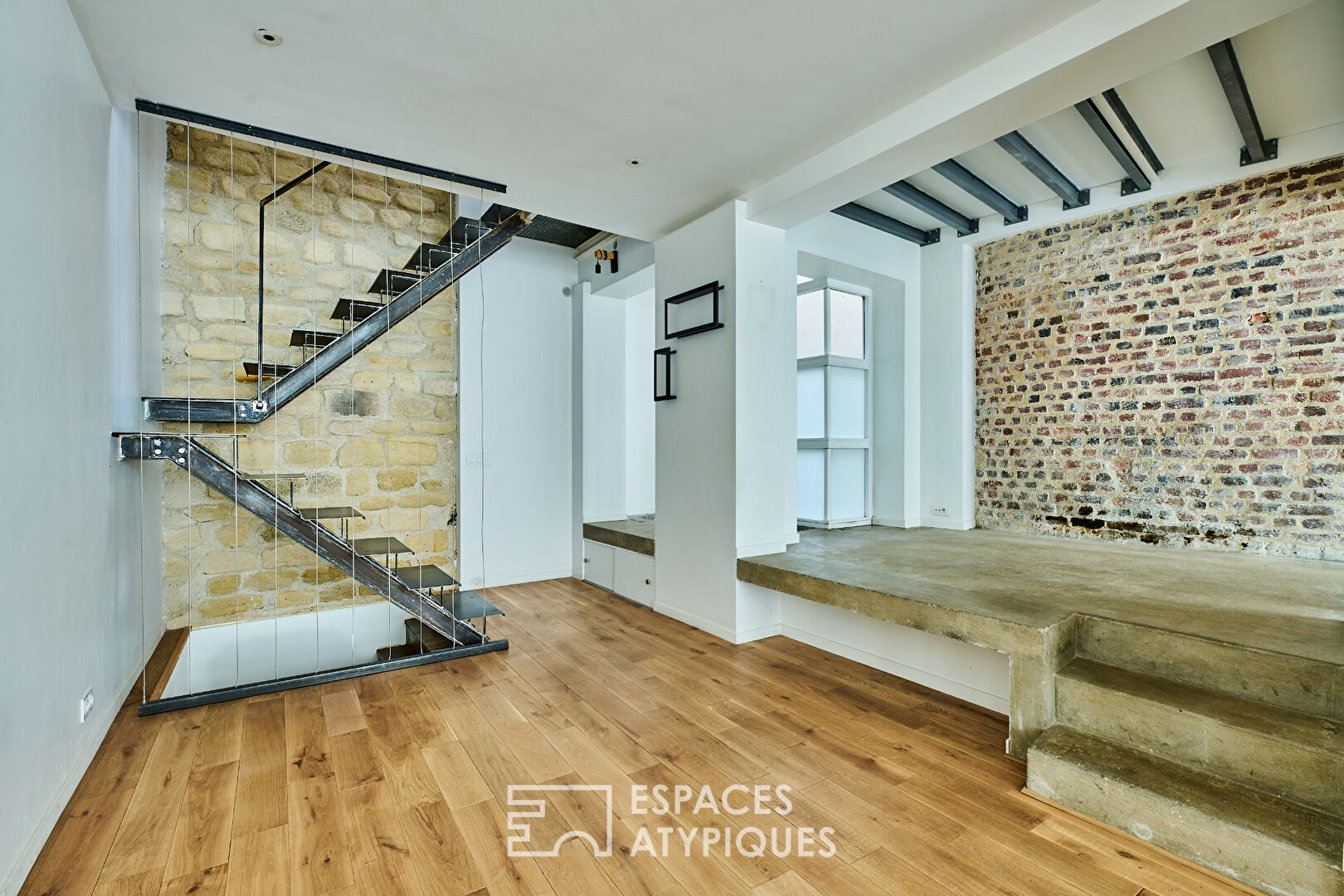 Ancien studio photo transformé en triplex à Marcadet – Poissonniers