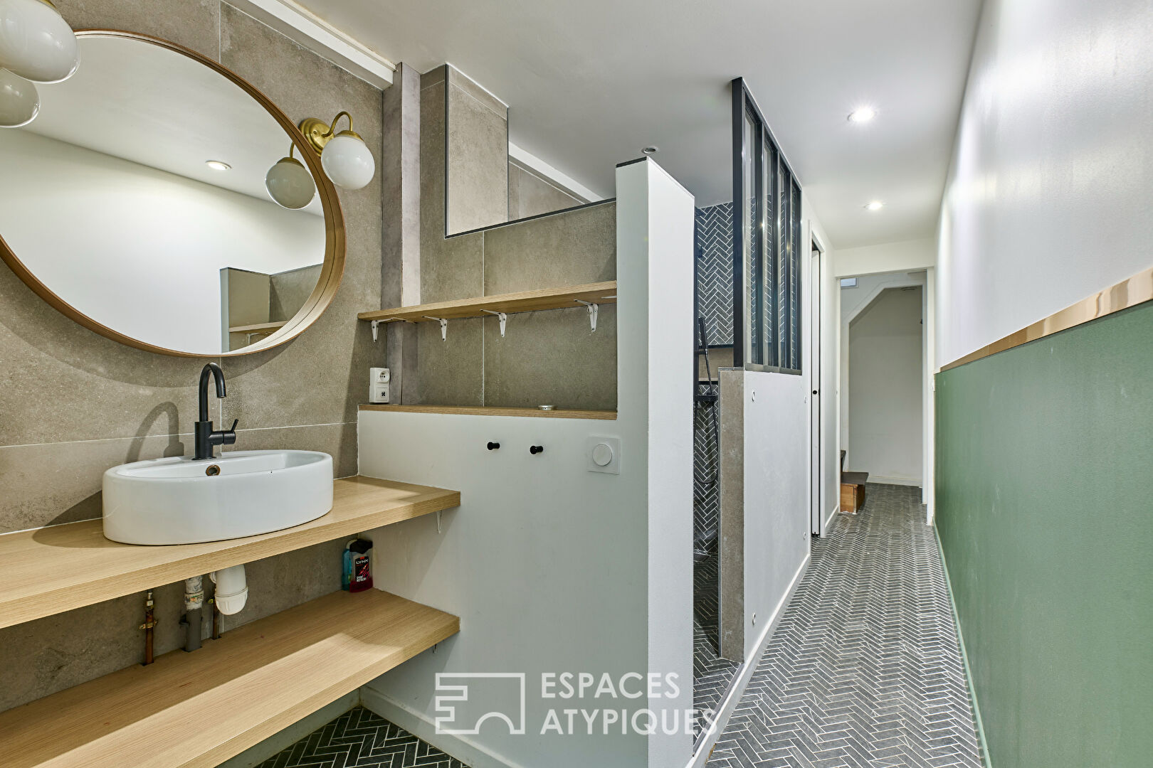 Ancien studio photo transformé en triplex à Marcadet – Poissonniers