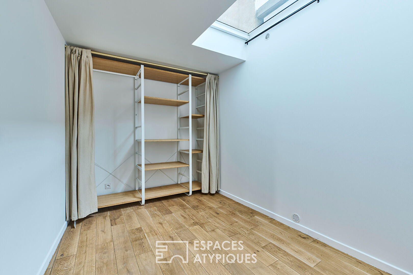 Ancien studio photo transformé en triplex à Marcadet – Poissonniers
