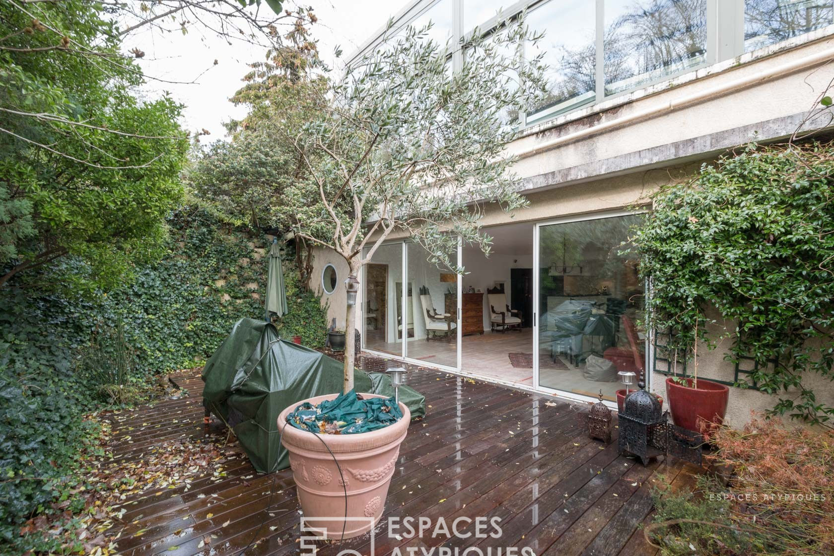 Duplex esprit maison avec terrasse et jardin