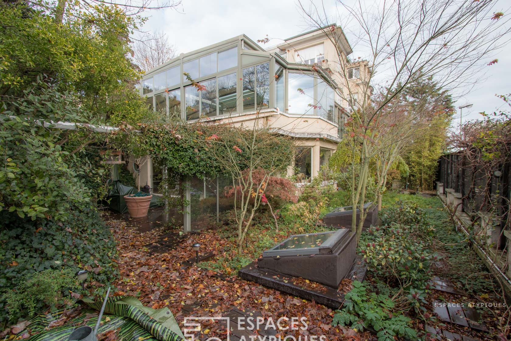 Duplex esprit maison avec terrasse et jardin
