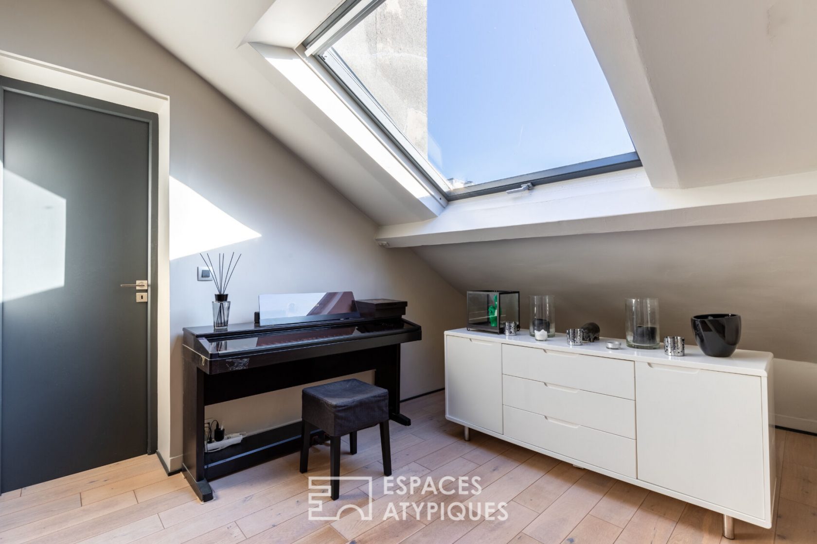 Dernier étage traversant sous les toits – Village d’Auteuil