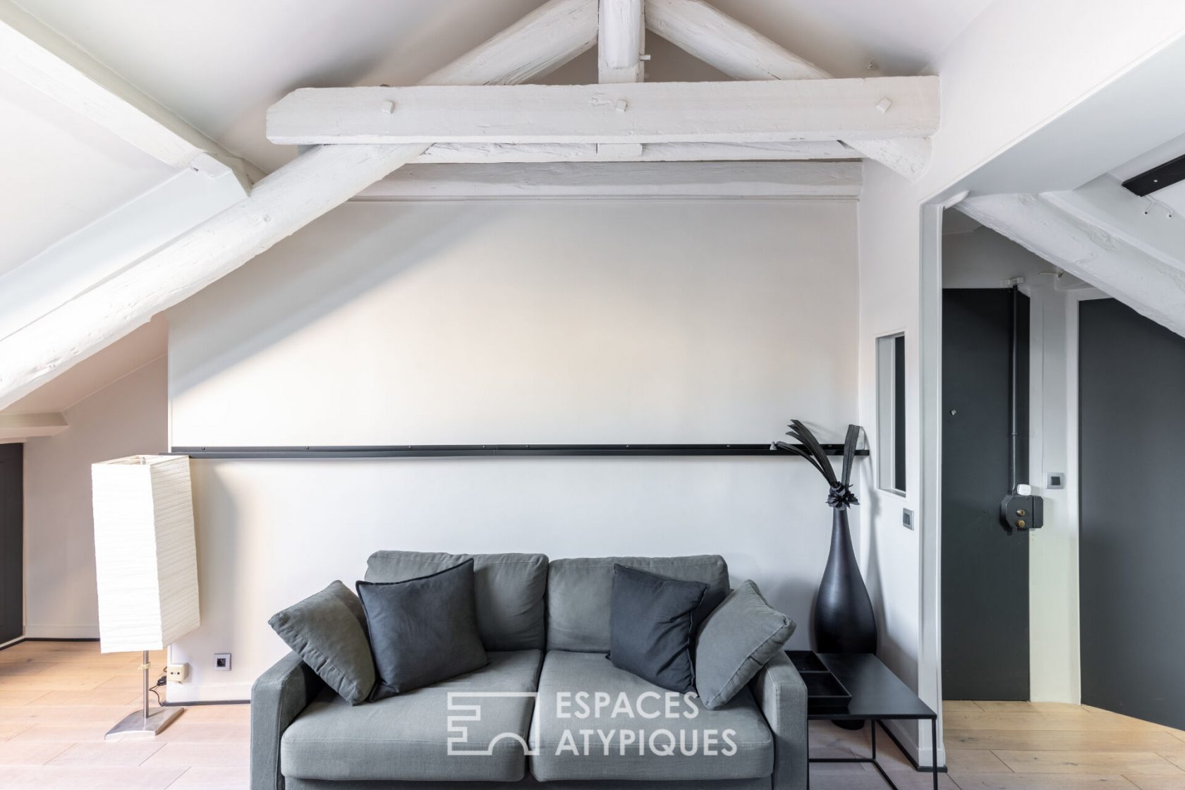 Dernier étage traversant sous les toits – Village d’Auteuil