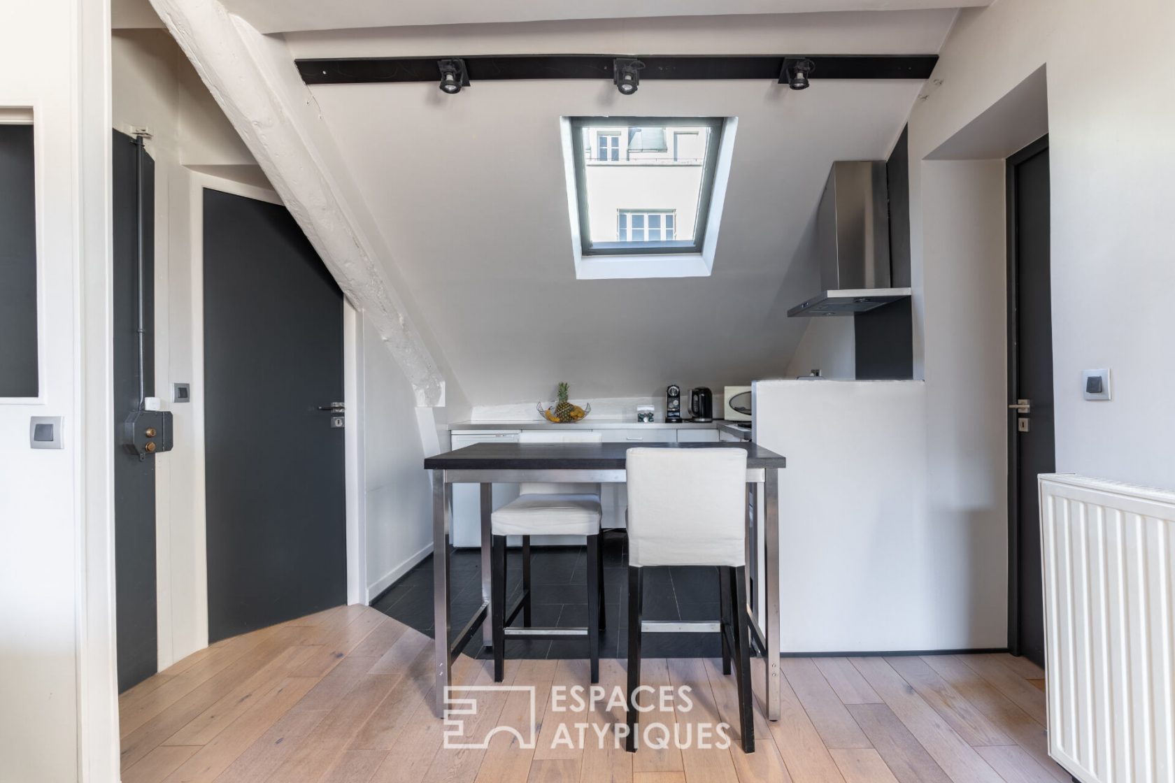 Dernier étage traversant sous les toits – Village d’Auteuil