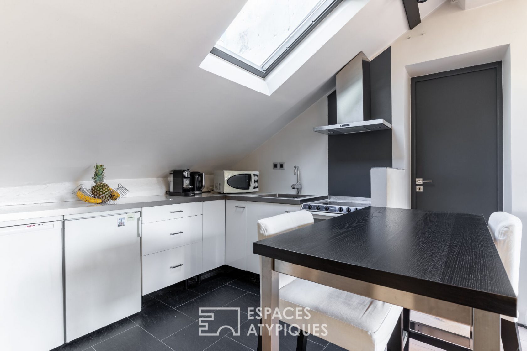 Dernier étage traversant sous les toits – Village d’Auteuil