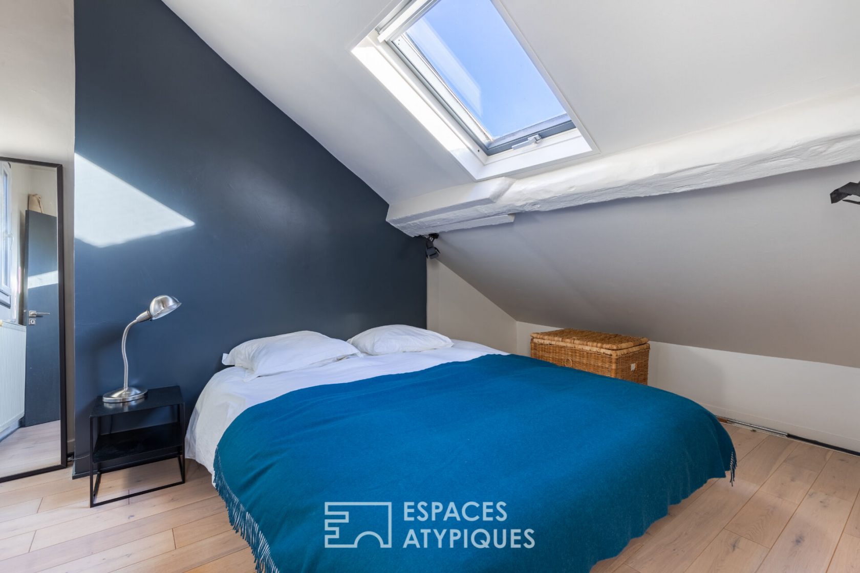 Dernier étage traversant sous les toits – Village d’Auteuil