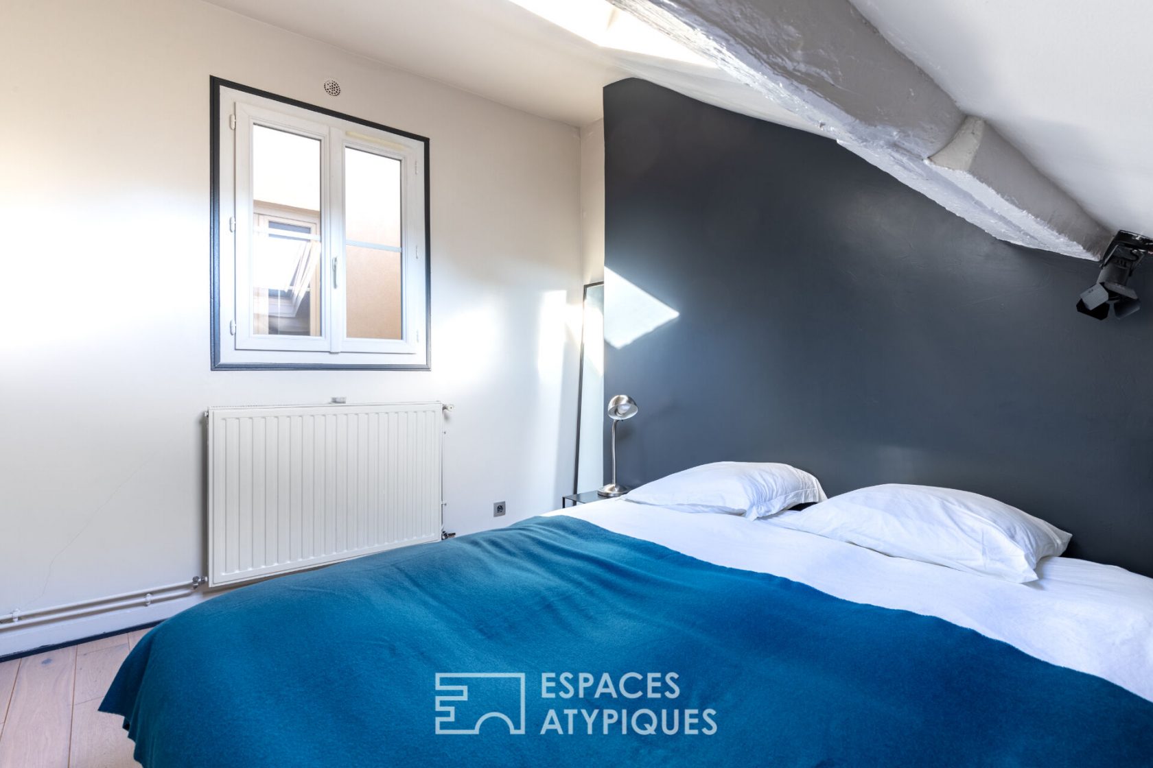 Dernier étage traversant sous les toits – Village d’Auteuil