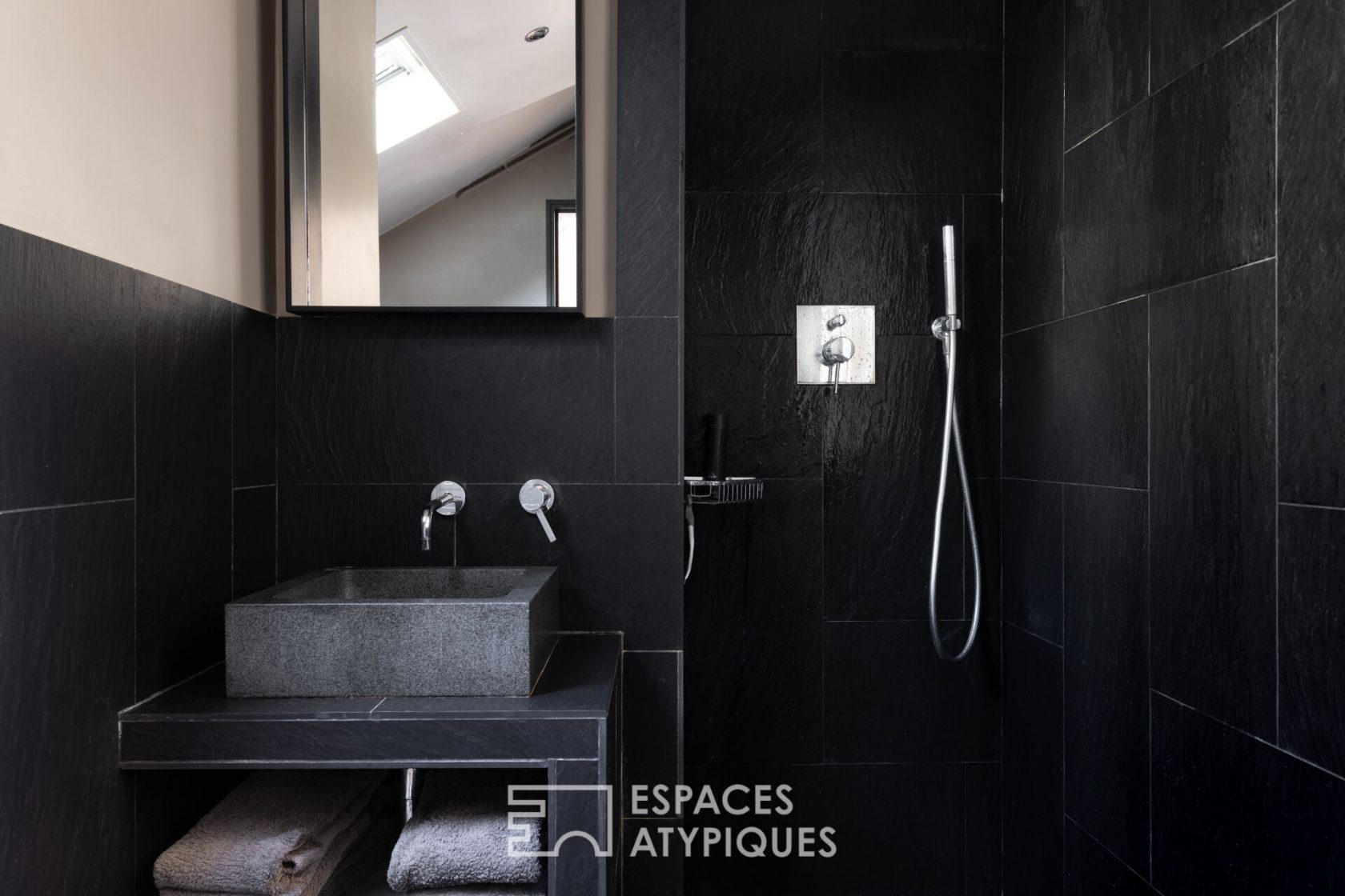 Dernier étage traversant sous les toits – Village d’Auteuil