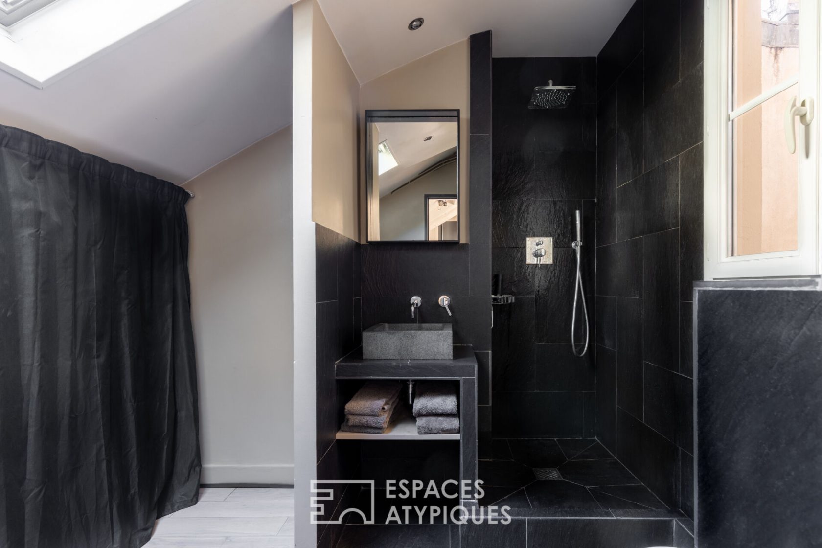 Dernier étage traversant sous les toits – Village d’Auteuil