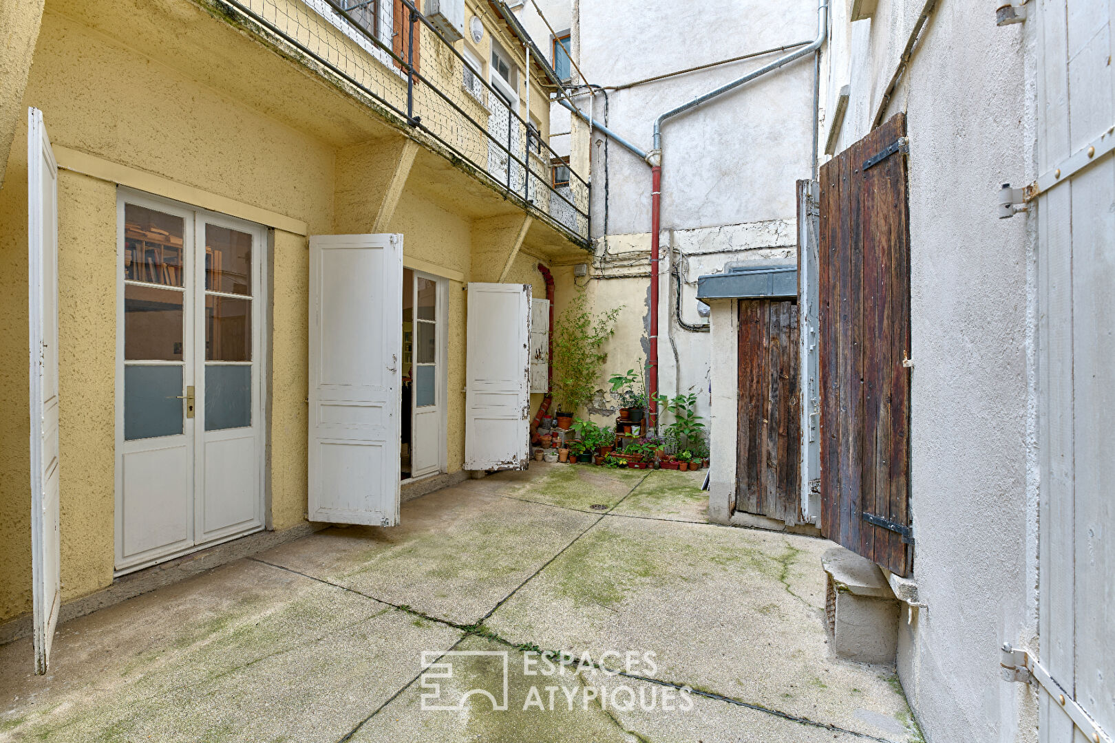 Ensemble de deux lots à réunir et à rénover aux Abbesses
