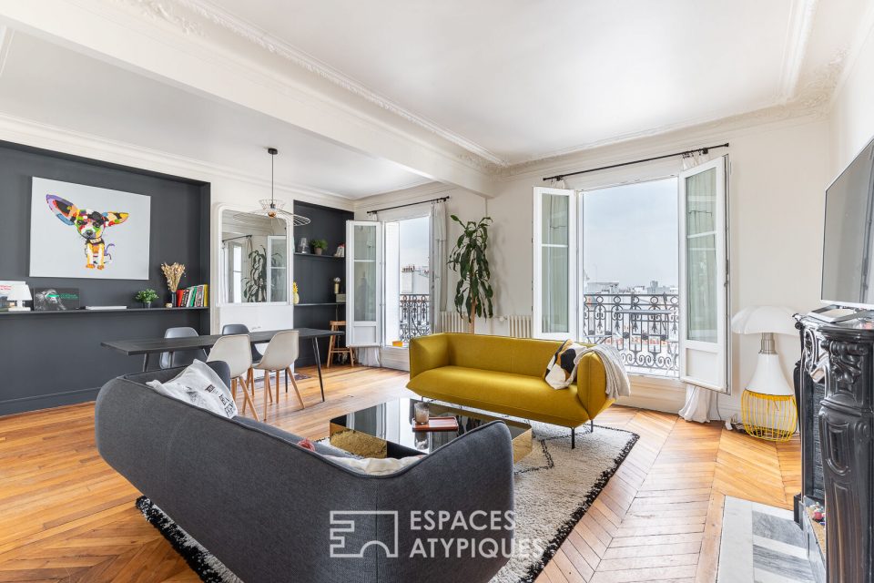 Duplex traversant avec balcon en dernier étage d'un immeuble Haussmannien