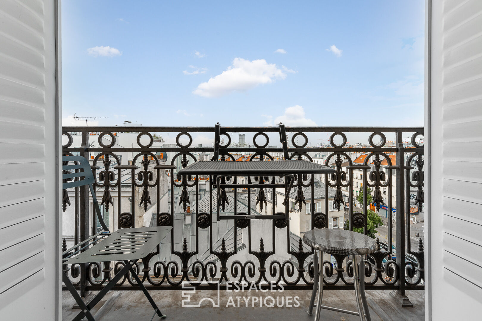 Duplex traversant avec balcon en dernier étage d’un immeuble Haussmannien
