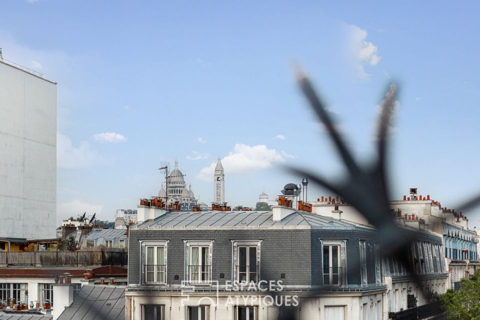 Duplex traversant avec balcon en dernier étage d'un immeuble Haussmannien