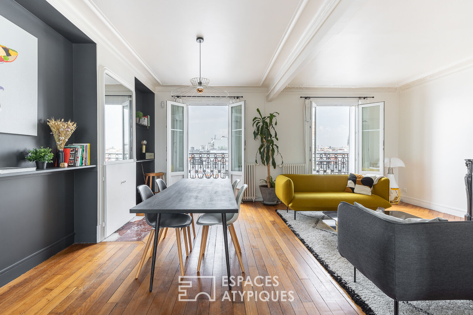 Duplex traversant avec balcon en dernier étage d’un immeuble Haussmannien