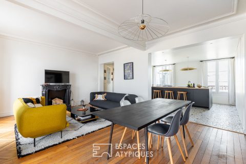 Duplex traversant avec balcon en dernier étage d&rsquo;un immeuble Haussmannien