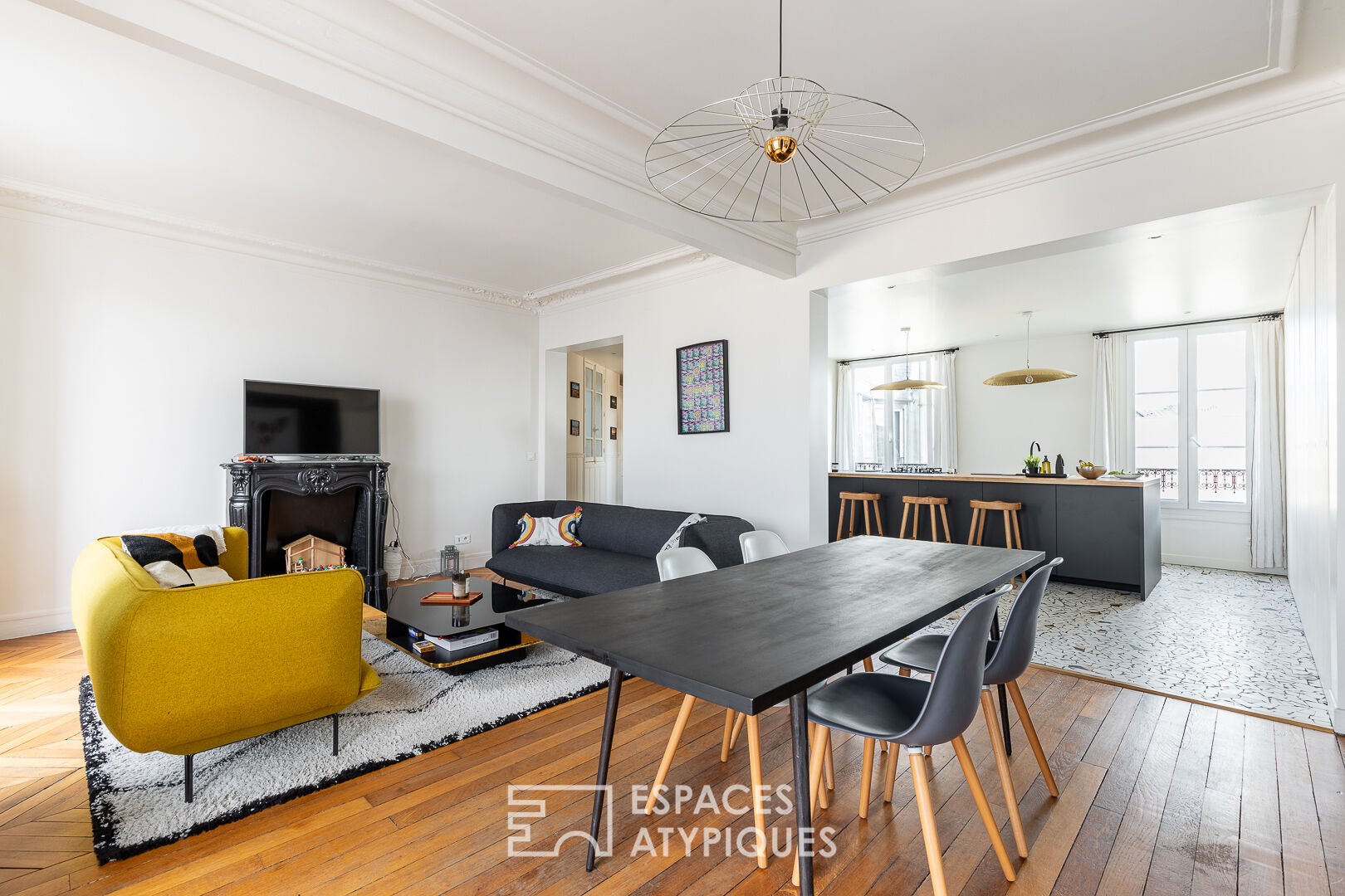 Duplex traversant avec balcon en dernier étage d’un immeuble Haussmannien