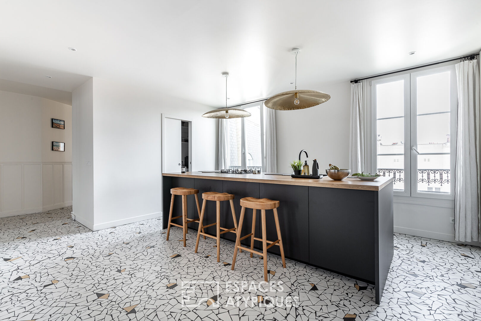 Duplex traversant avec balcon en dernier étage d’un immeuble Haussmannien