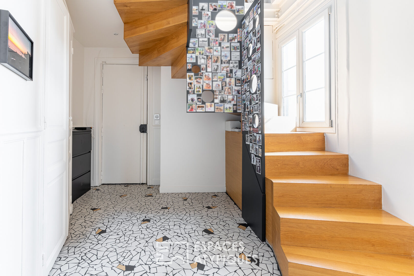 Duplex traversant avec balcon en dernier étage d’un immeuble Haussmannien