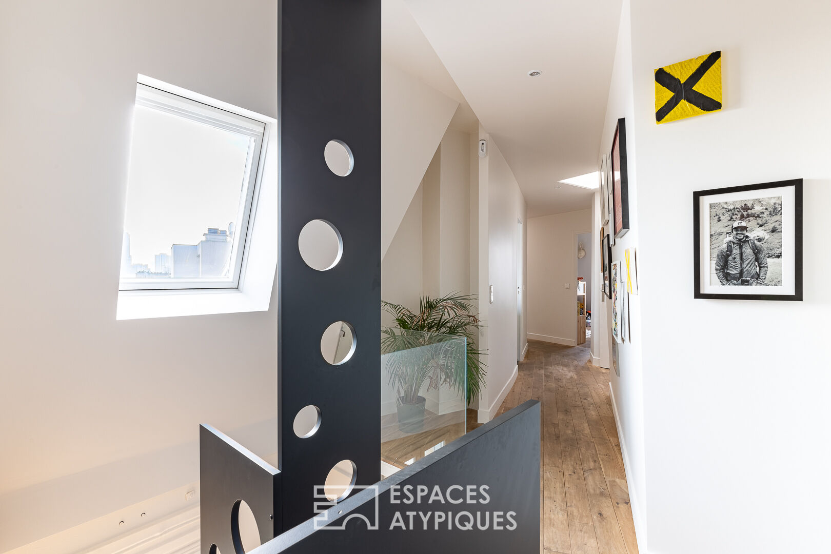 Duplex traversant avec balcon en dernier étage d’un immeuble Haussmannien