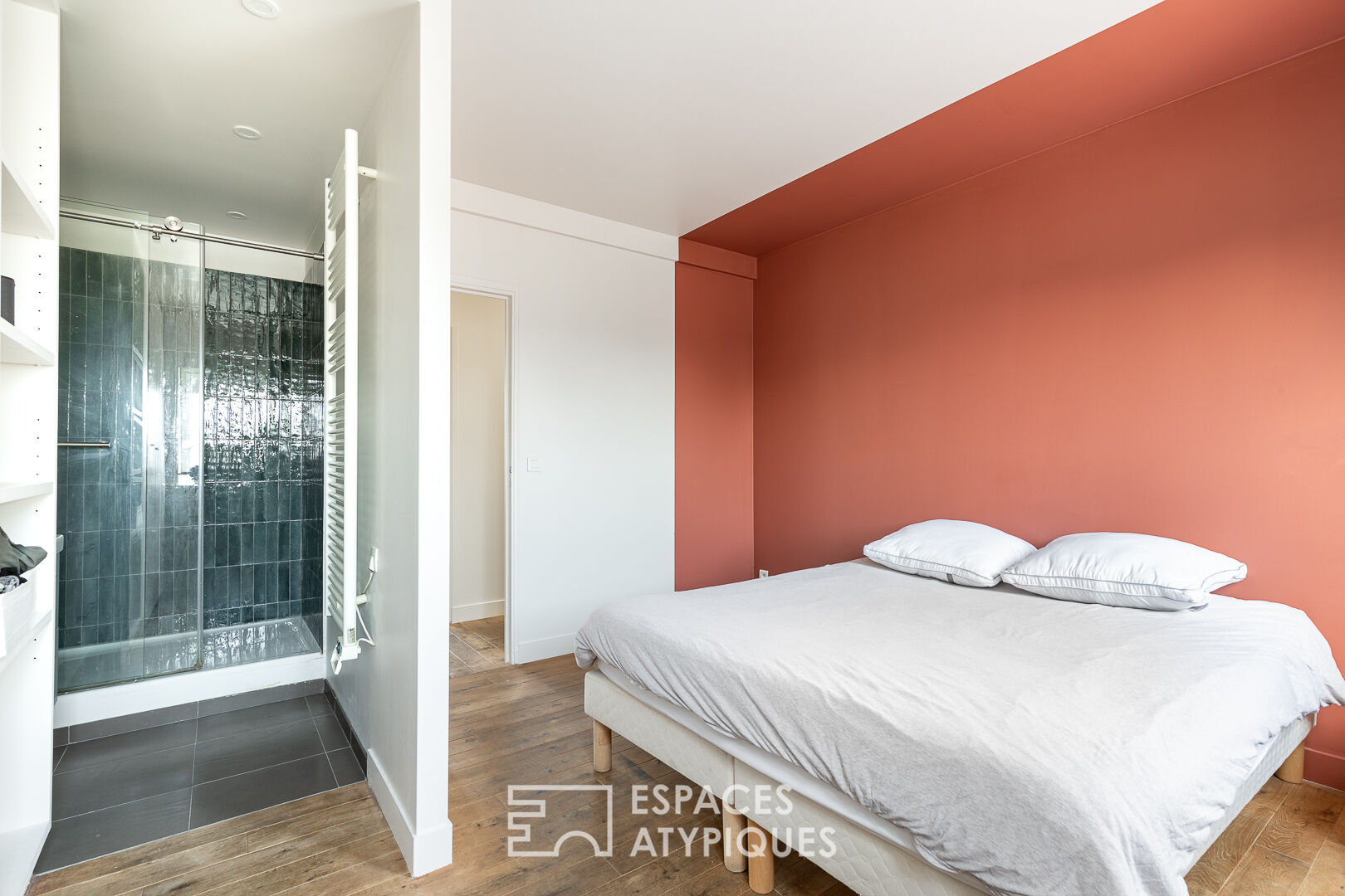 Duplex traversant avec balcon en dernier étage d’un immeuble Haussmannien