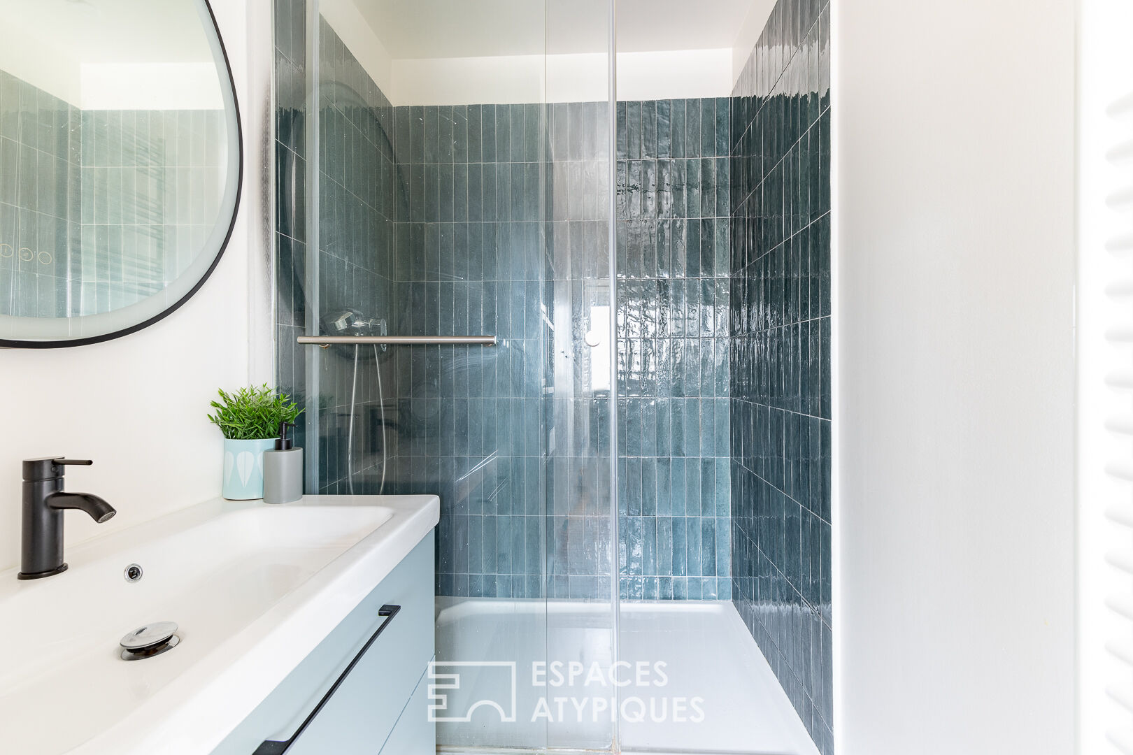 Duplex traversant avec balcon en dernier étage d’un immeuble Haussmannien