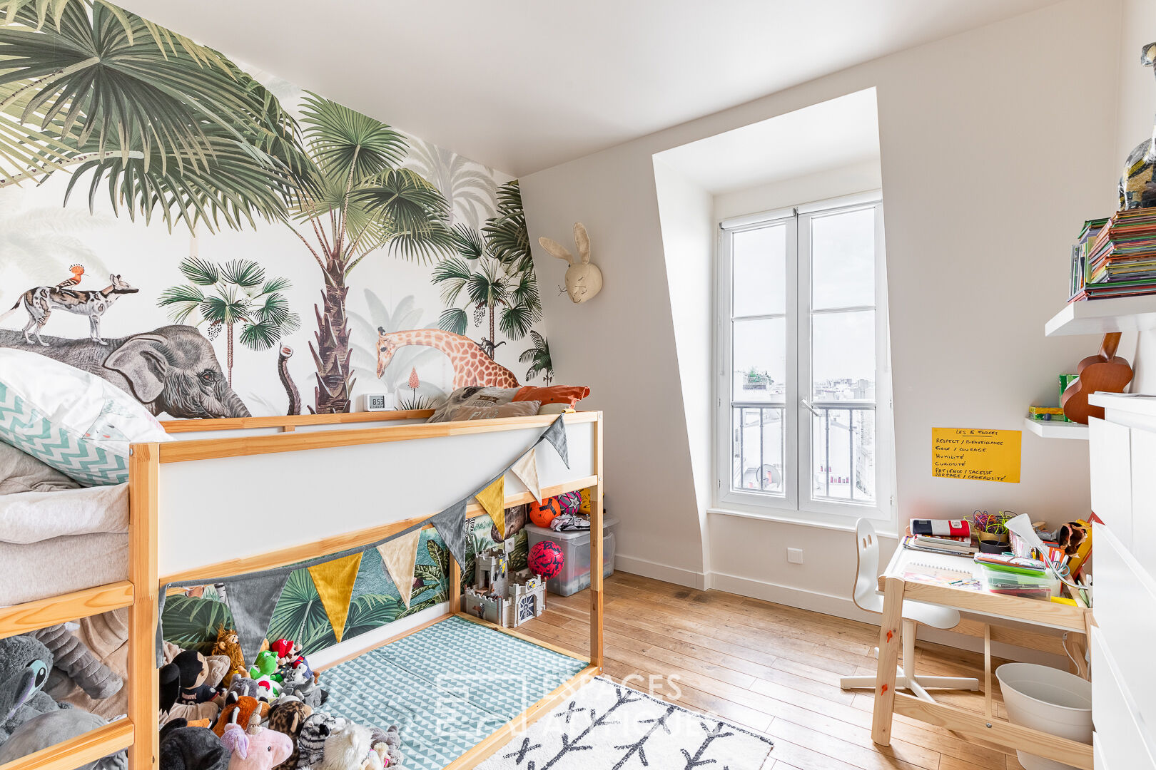 Duplex traversant avec balcon en dernier étage d’un immeuble Haussmannien