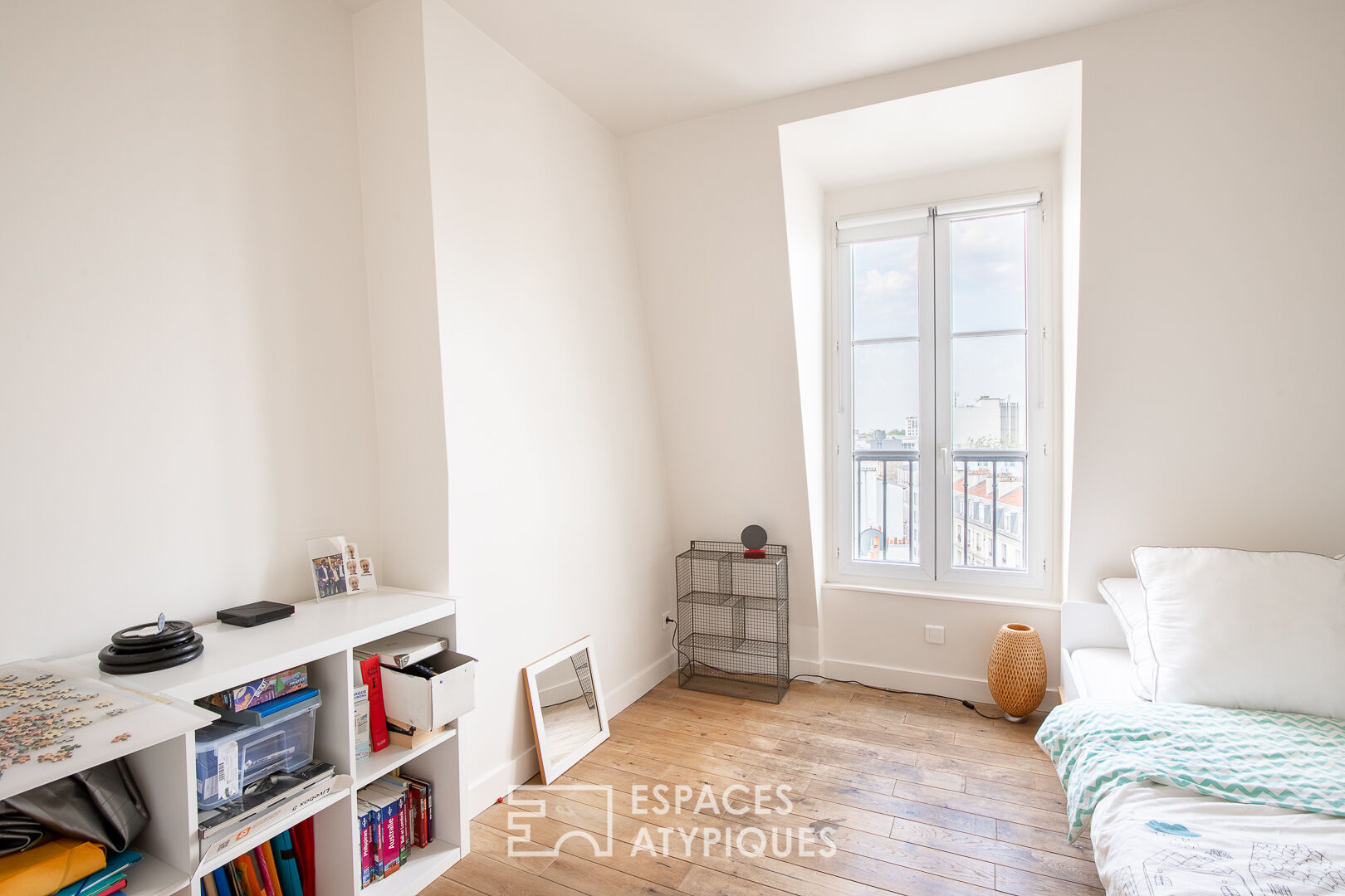 Duplex traversant avec balcon en dernier étage d’un immeuble Haussmannien
