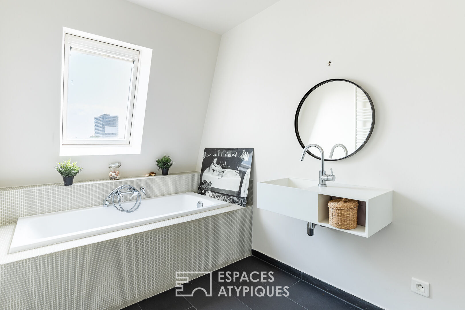 Duplex traversant avec balcon en dernier étage d’un immeuble Haussmannien