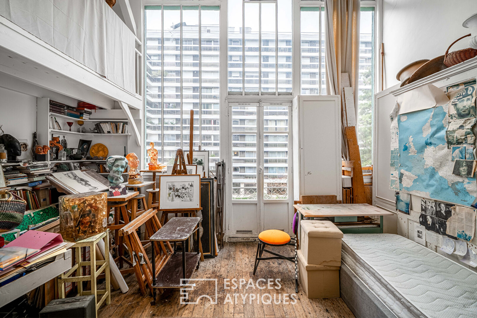 Authentique atelier d&rsquo;artiste en dernier étage à rénover – Place de Mexico