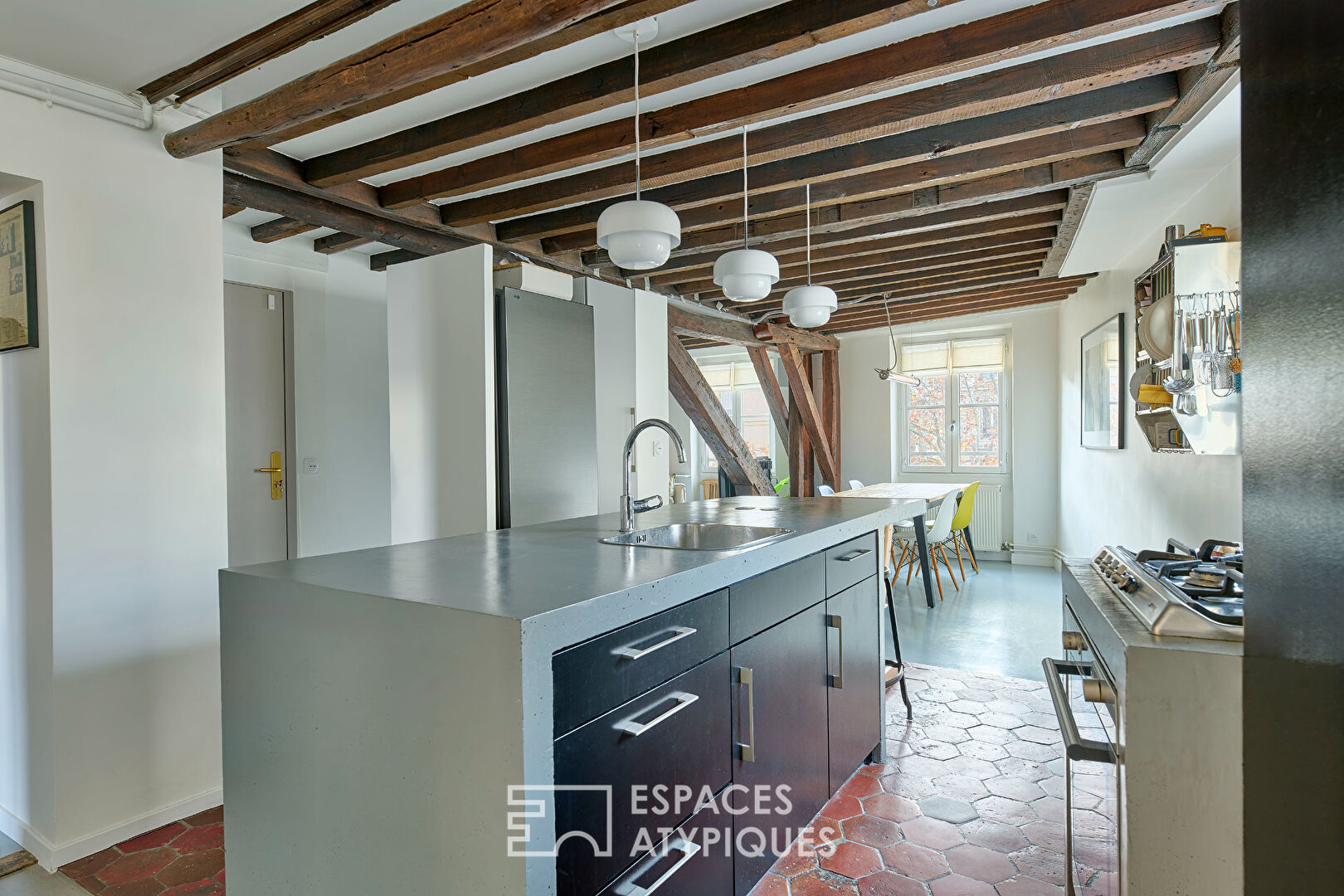 Appartement d’angle multi-exposé proche du Marché de l’Olive