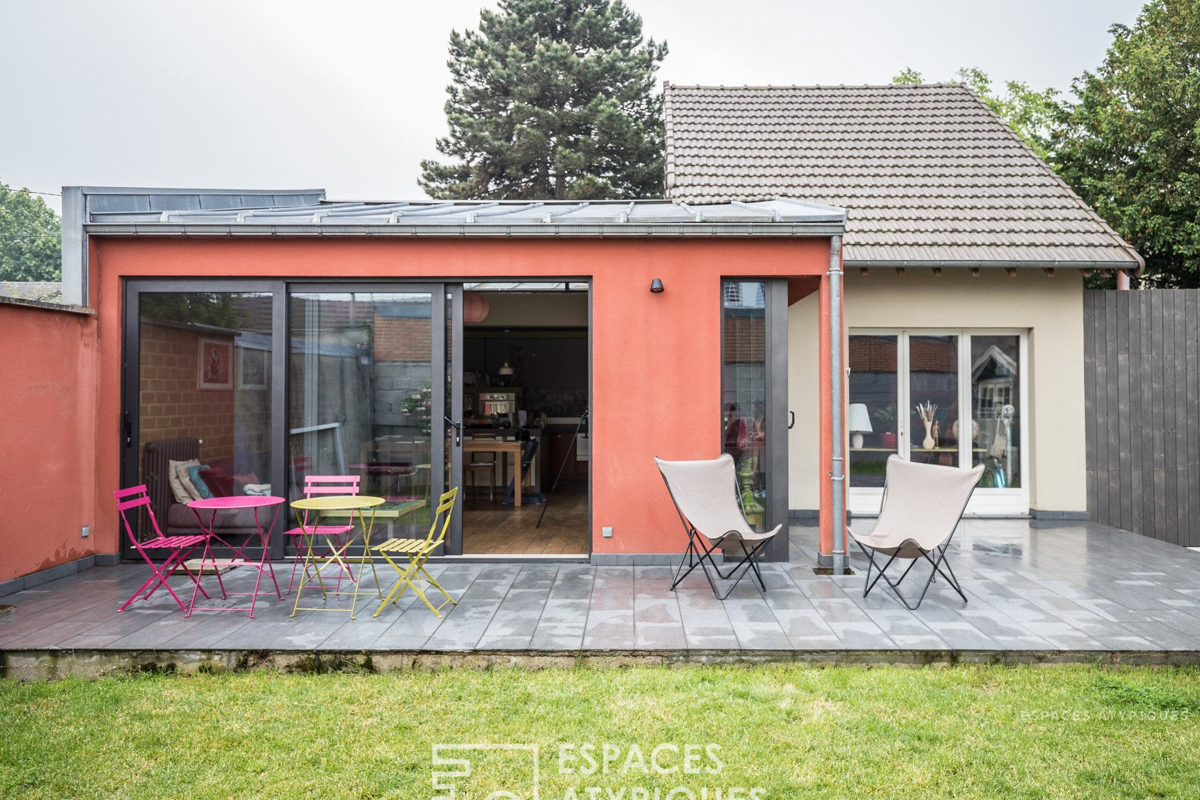 House with contemporary extension