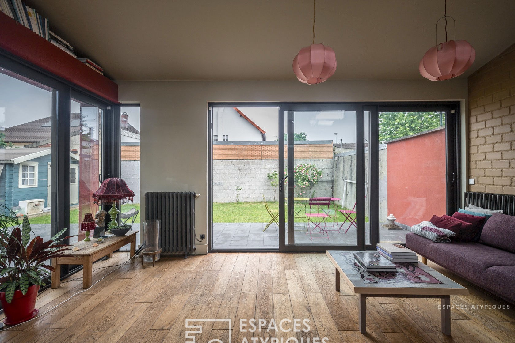 House with contemporary extension