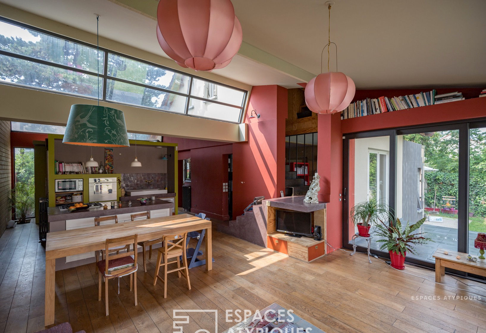 House with contemporary extension