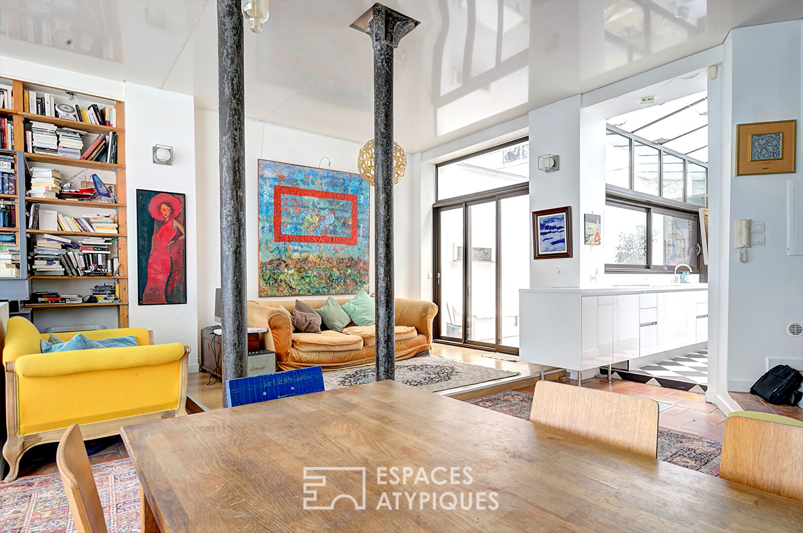 Ancienne boutique transformée en loft familial sur cour privative aux Abbesses