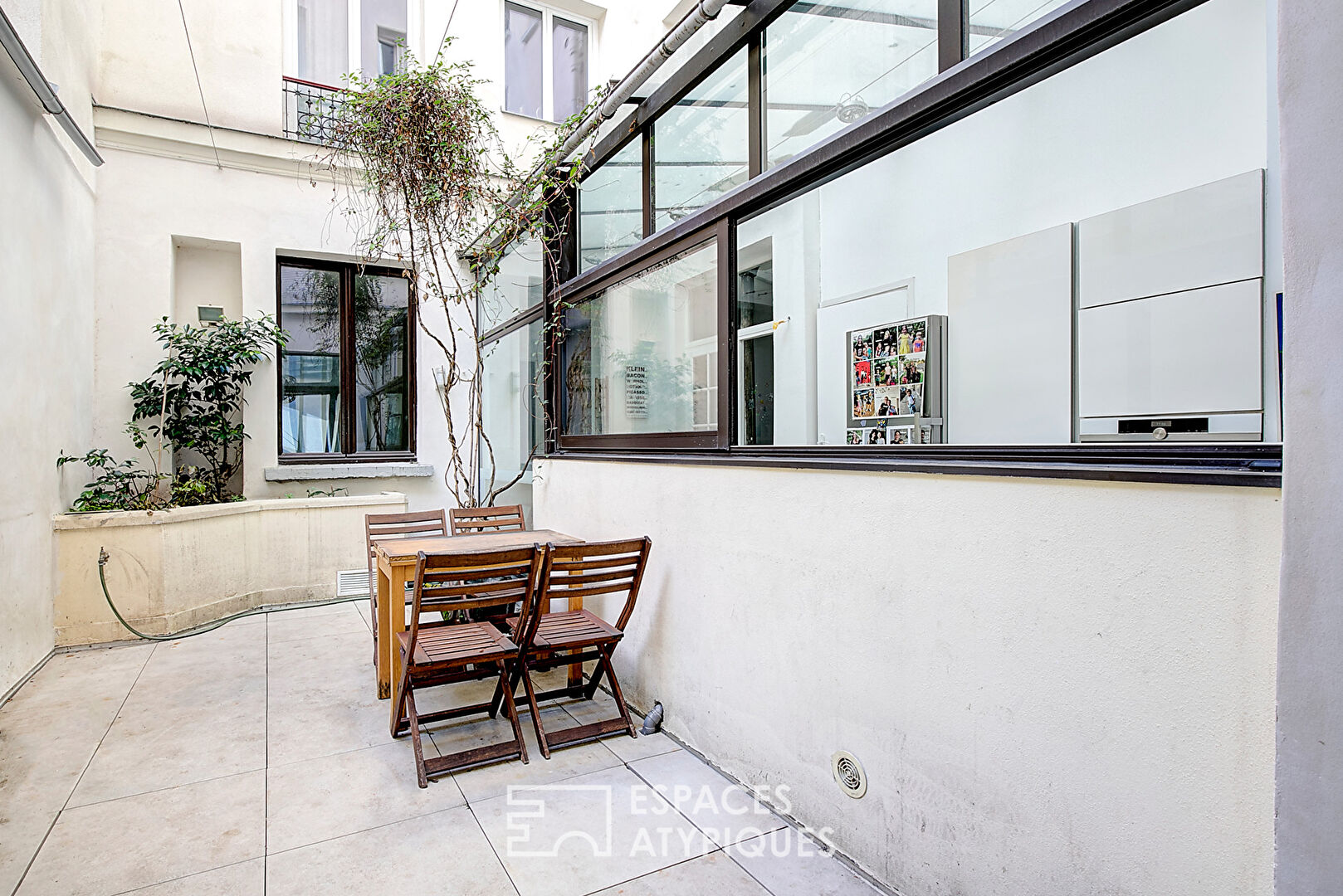 Ancienne boutique transformée en loft familial sur cour privative aux Abbesses