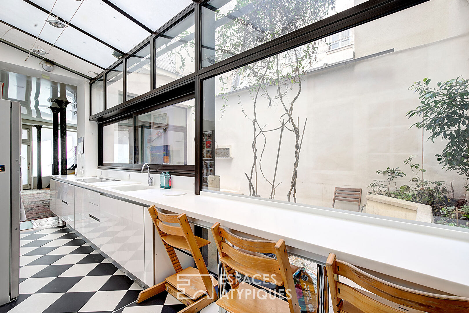 Ancienne boutique transformée en loft familial sur cour privative aux Abbesses