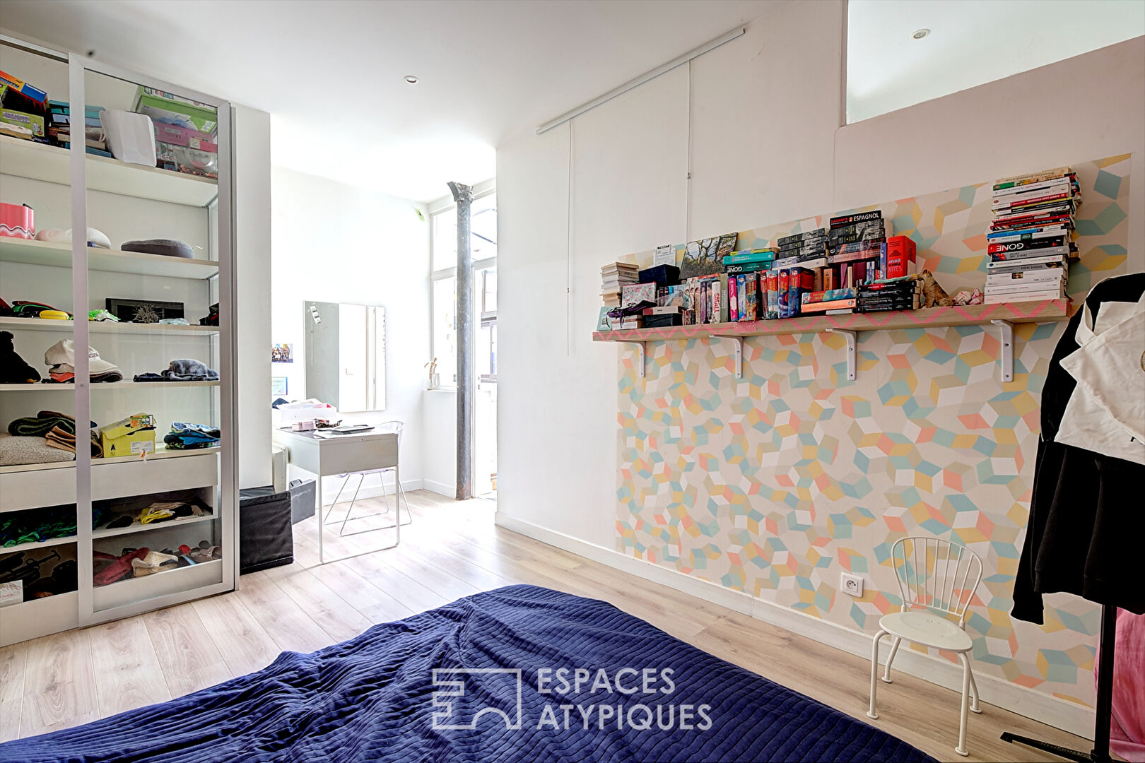 Ancienne boutique transformée en loft familial sur cour privative aux Abbesses