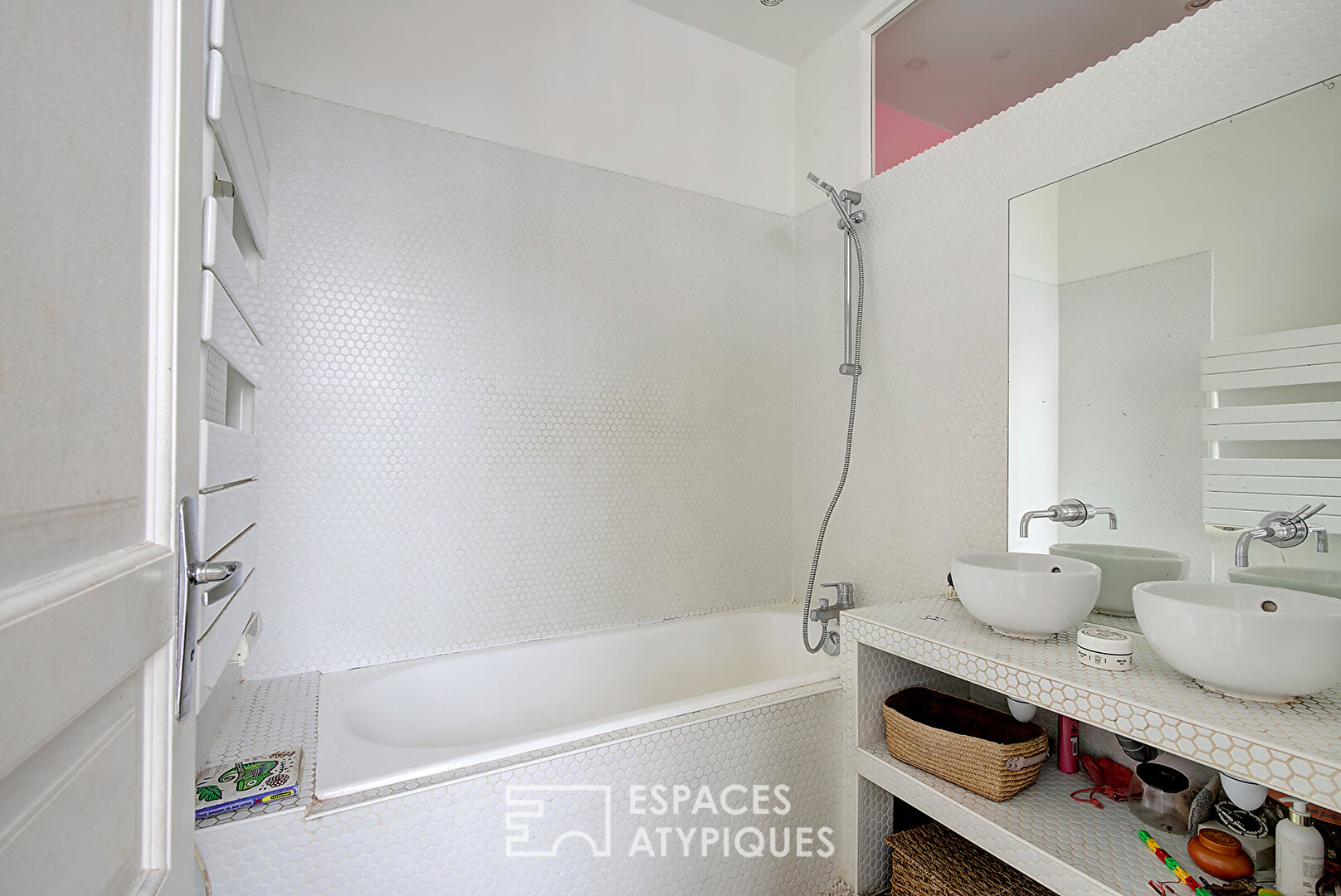 Ancienne boutique transformée en loft familial sur cour privative aux Abbesses