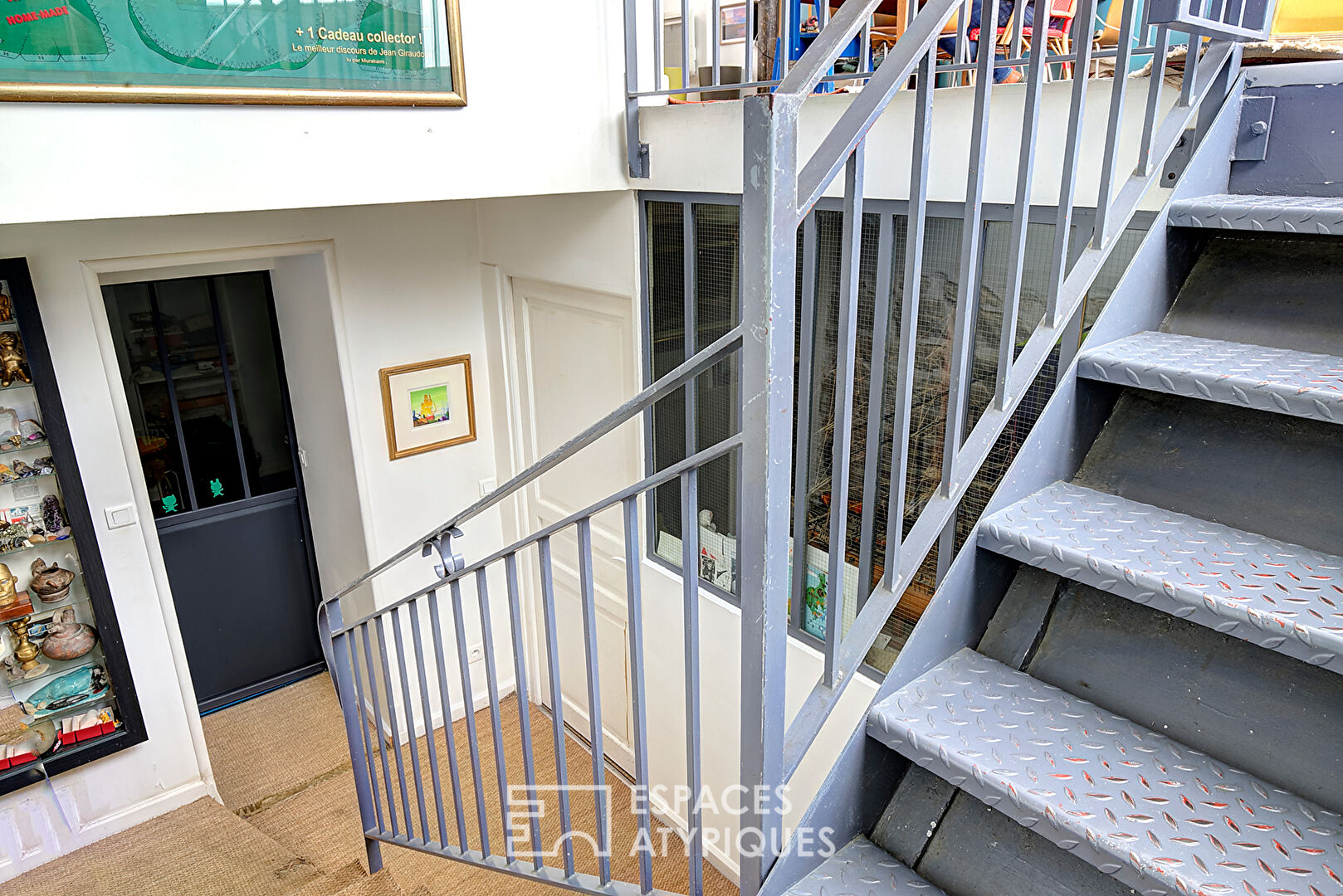 Ancienne boutique transformée en loft familial sur cour privative aux Abbesses