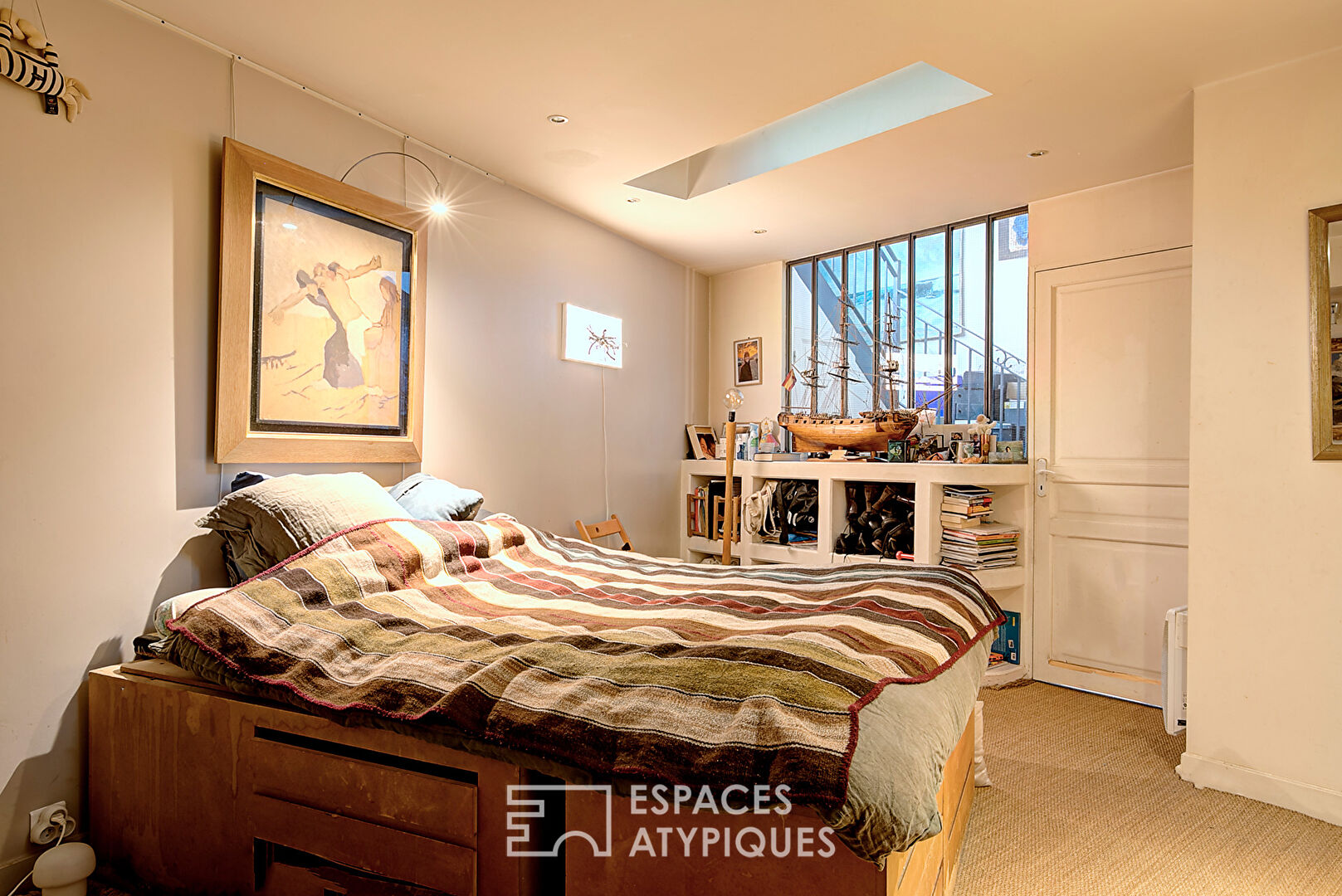 Ancienne boutique transformée en loft familial sur cour privative aux Abbesses